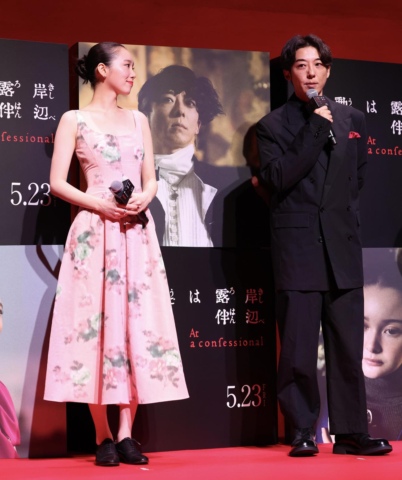 「岸辺露伴は動かない　懺悔室」完成報告会に臨む飯豊まりえ（左）と高橋一生（撮影・河田真司）