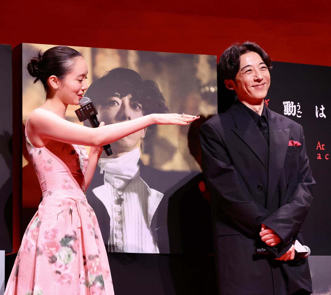 「岸辺露伴は動かない　懺悔室」完成報告会に臨む飯豊まりえ（左）と高橋一生（撮影・河田真司）