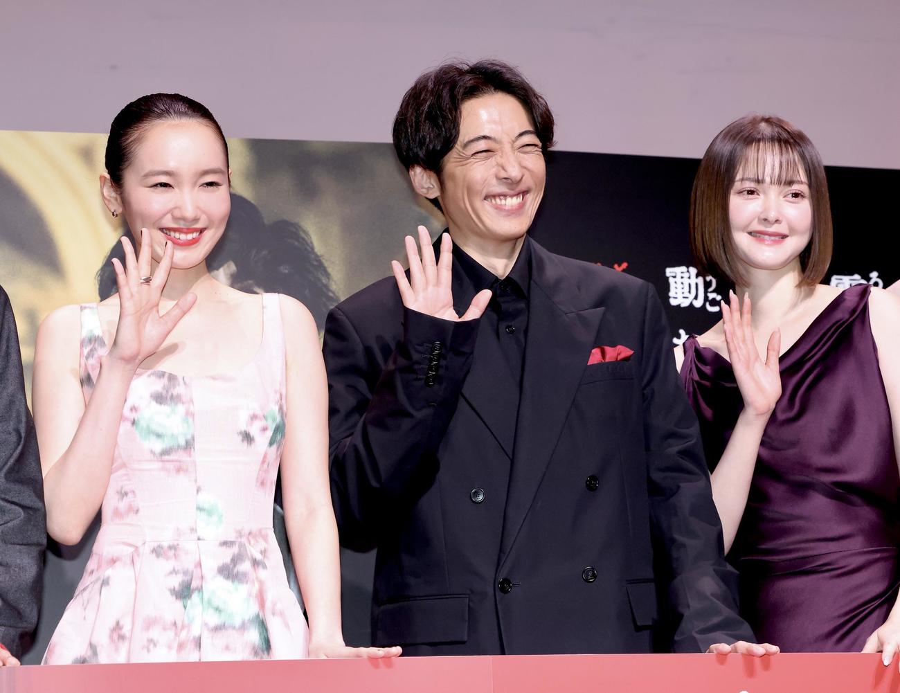 「岸辺露伴は動かない　懺悔室」完成報告会で笑顔で手を振る、左から飯豊まりえ、高橋一生、玉城ティナ（撮影・河田真司）