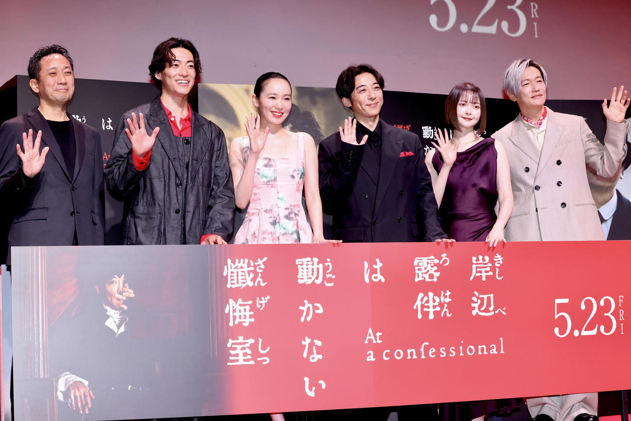 「岸辺露伴は動かない　懺悔室」完成報告会でフォトセッションに臨む、左から渡辺一貴監督、大東駿介、飯豊まりえ、高橋一生、玉城ティナ、井浦新（撮影・河田真司）