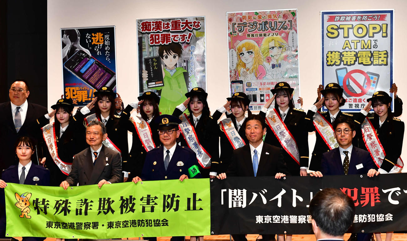 警視庁東京空港警察署の一日警察署長委嘱式に出席したCUTIE STREETら（撮影・松尾幸之介）