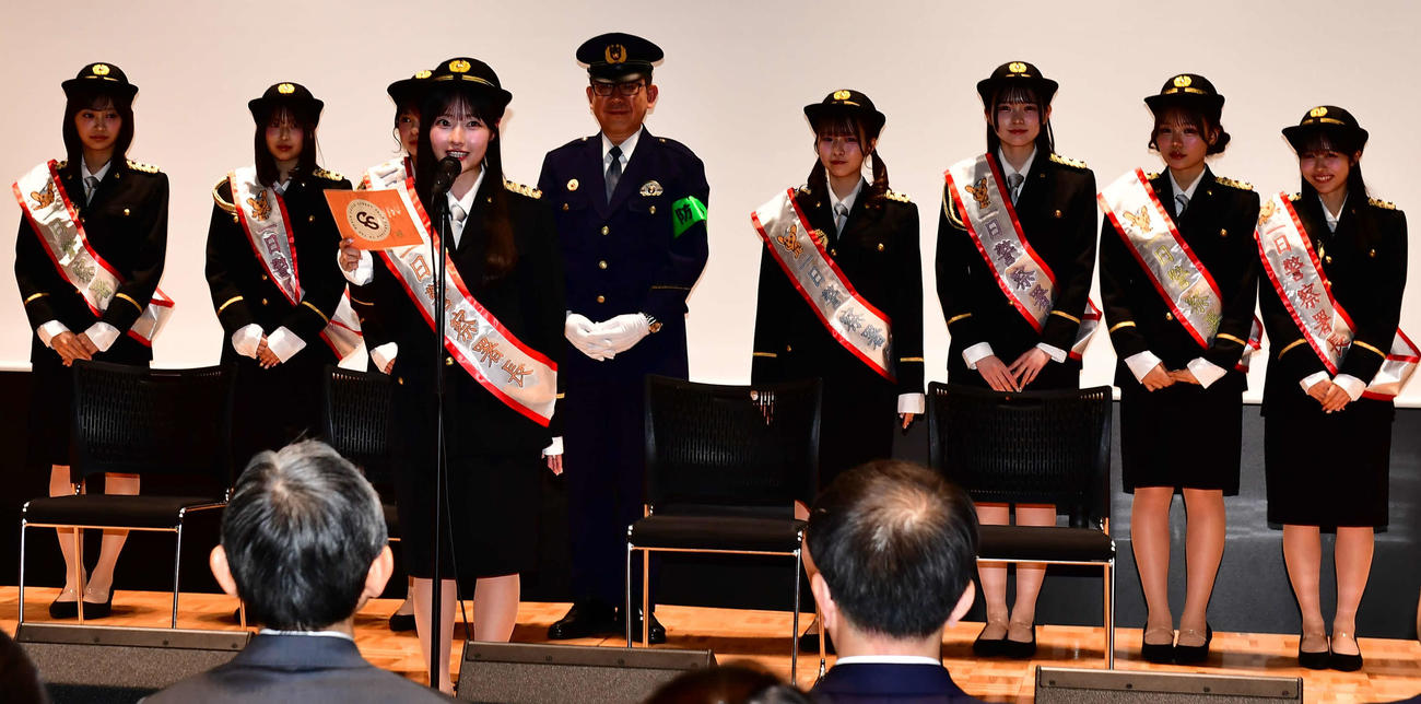 警視庁東京空港警察署の一日警察署長委嘱式であいさつするCUTIE STREETの川本笑瑠とメンバーら（撮影・松尾幸之介）