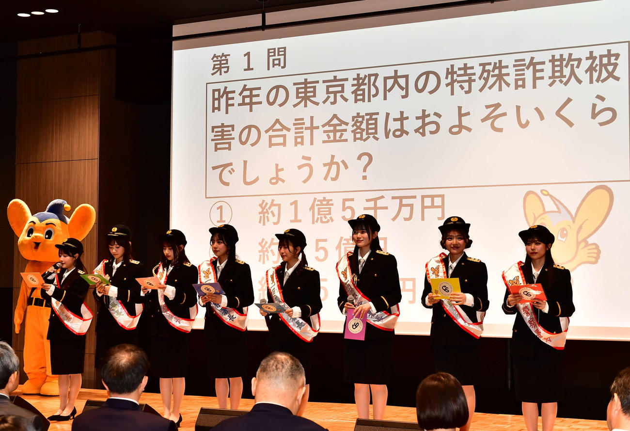 警視庁東京空港警察署の一日警察署長委嘱式で防犯クイズを出題するCUTIE STREET（撮影・松尾幸之介）