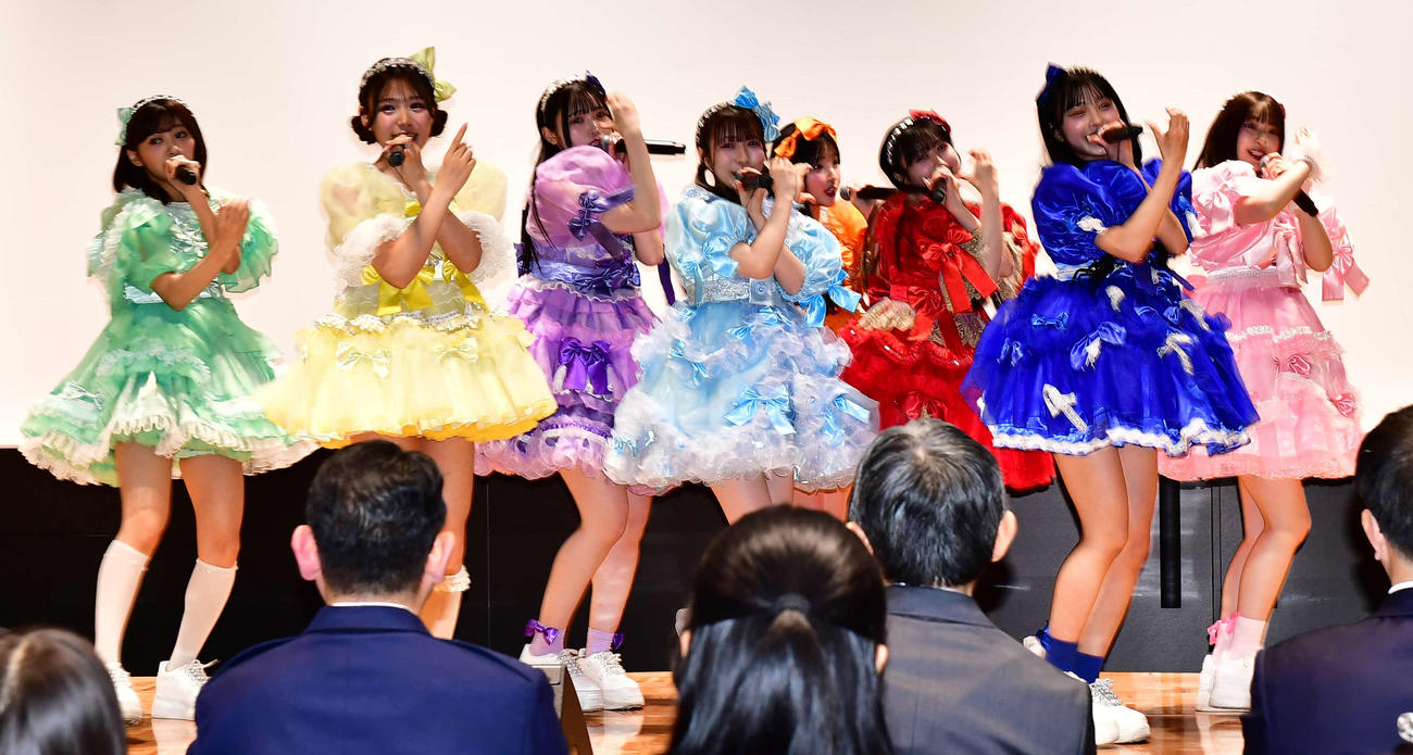 警視庁東京空港警察署の一日警察署長委嘱式でミニライブを行うCUTIE STREET（撮影・松尾幸之介）