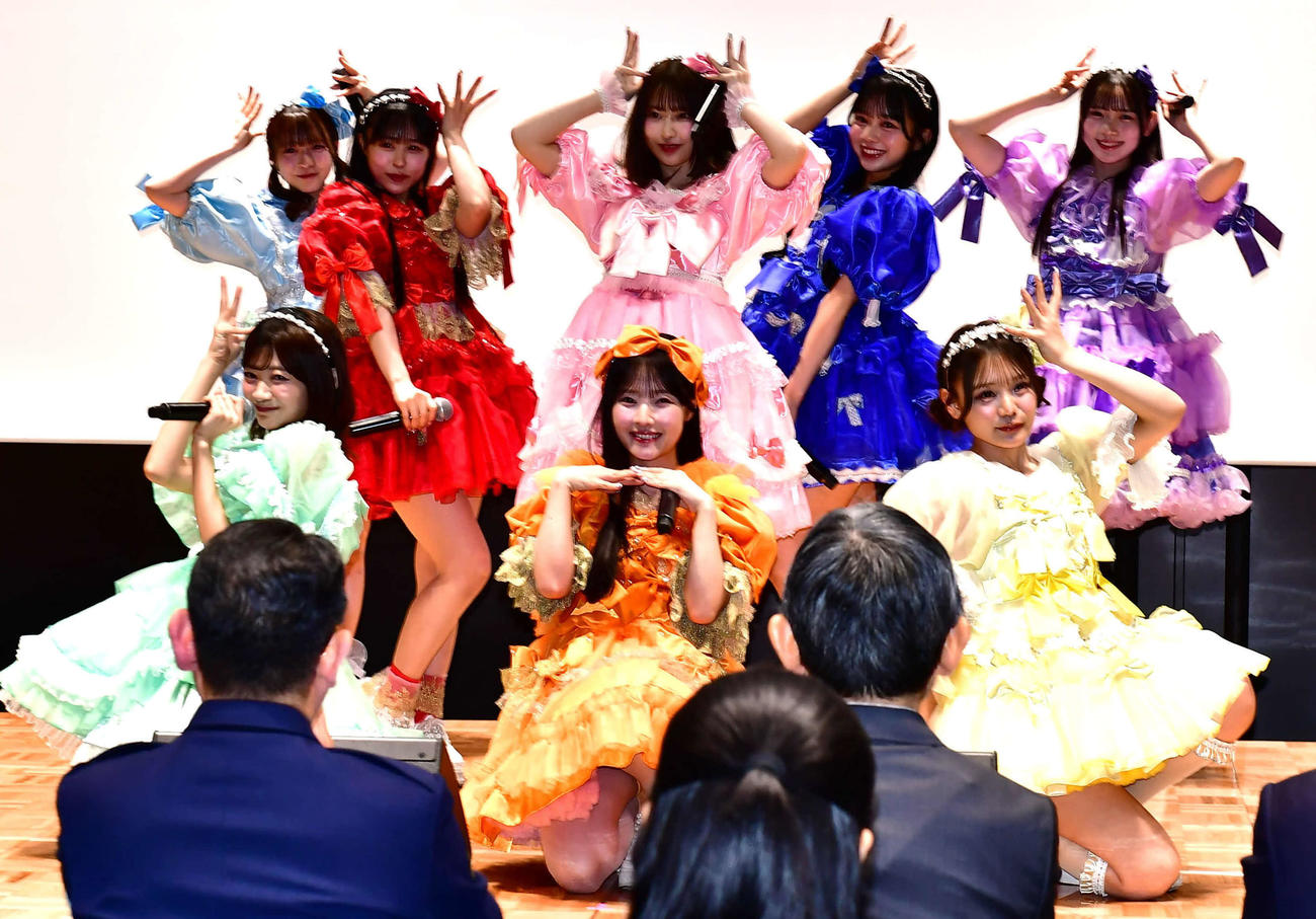警視庁東京空港警察署の一日警察署長委嘱式でミニライブを行うCUTIE STREET（撮影・松尾幸之介）
