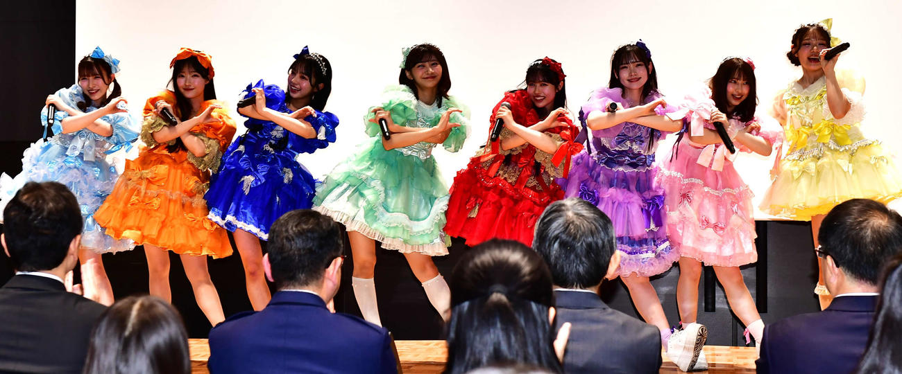 警視庁東京空港警察署の一日警察署長委嘱式でミニライブを行うCUTIE STREET（撮影・松尾幸之介）