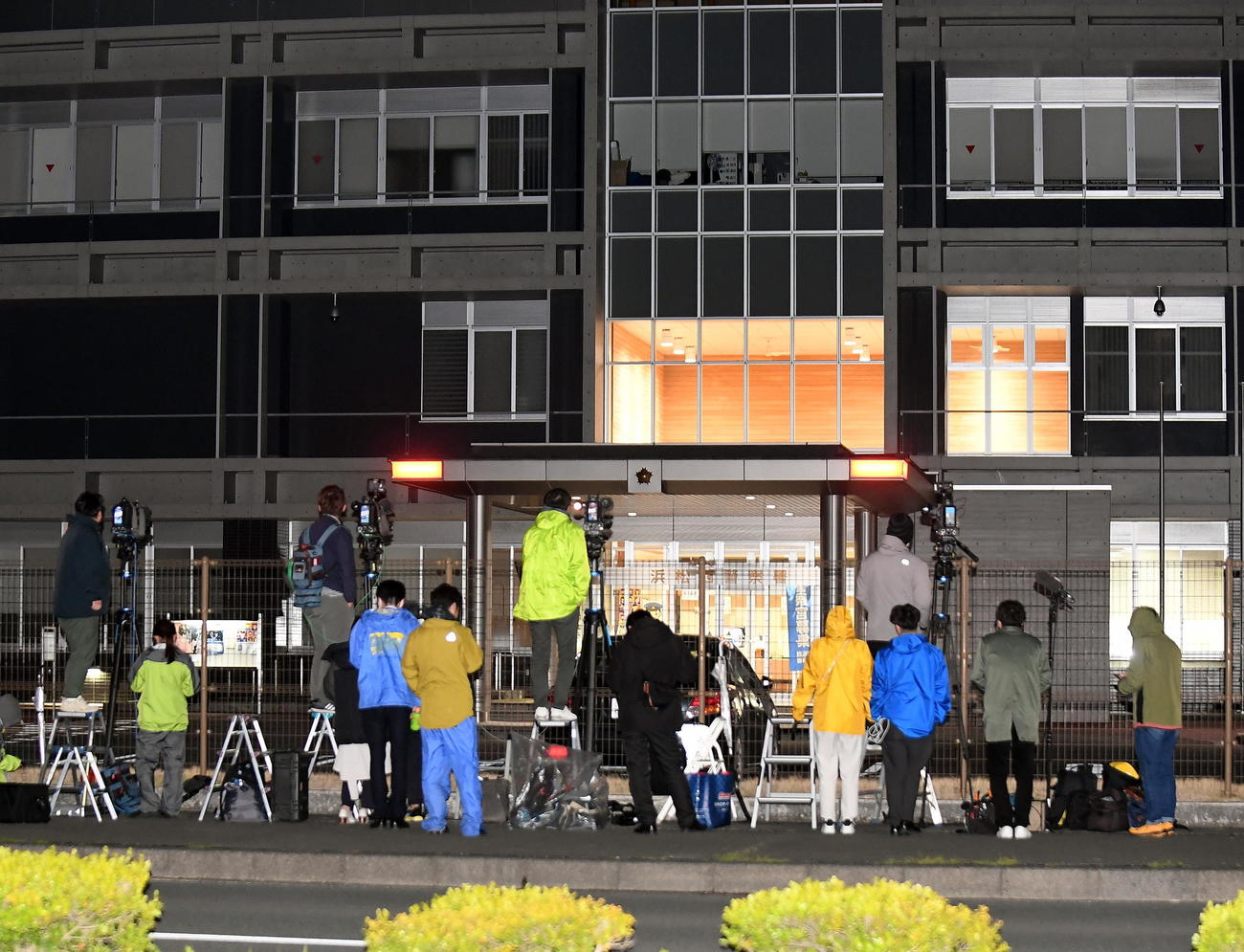 浜松西署に集まった報道陣（撮影・前田和哉）