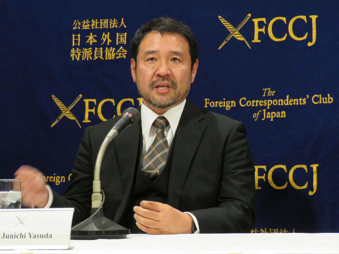 日本外国特派員協会で開いた会見で、涙声で日本の米農家事情を訴える安田淳一監督（撮影・村上幸将）