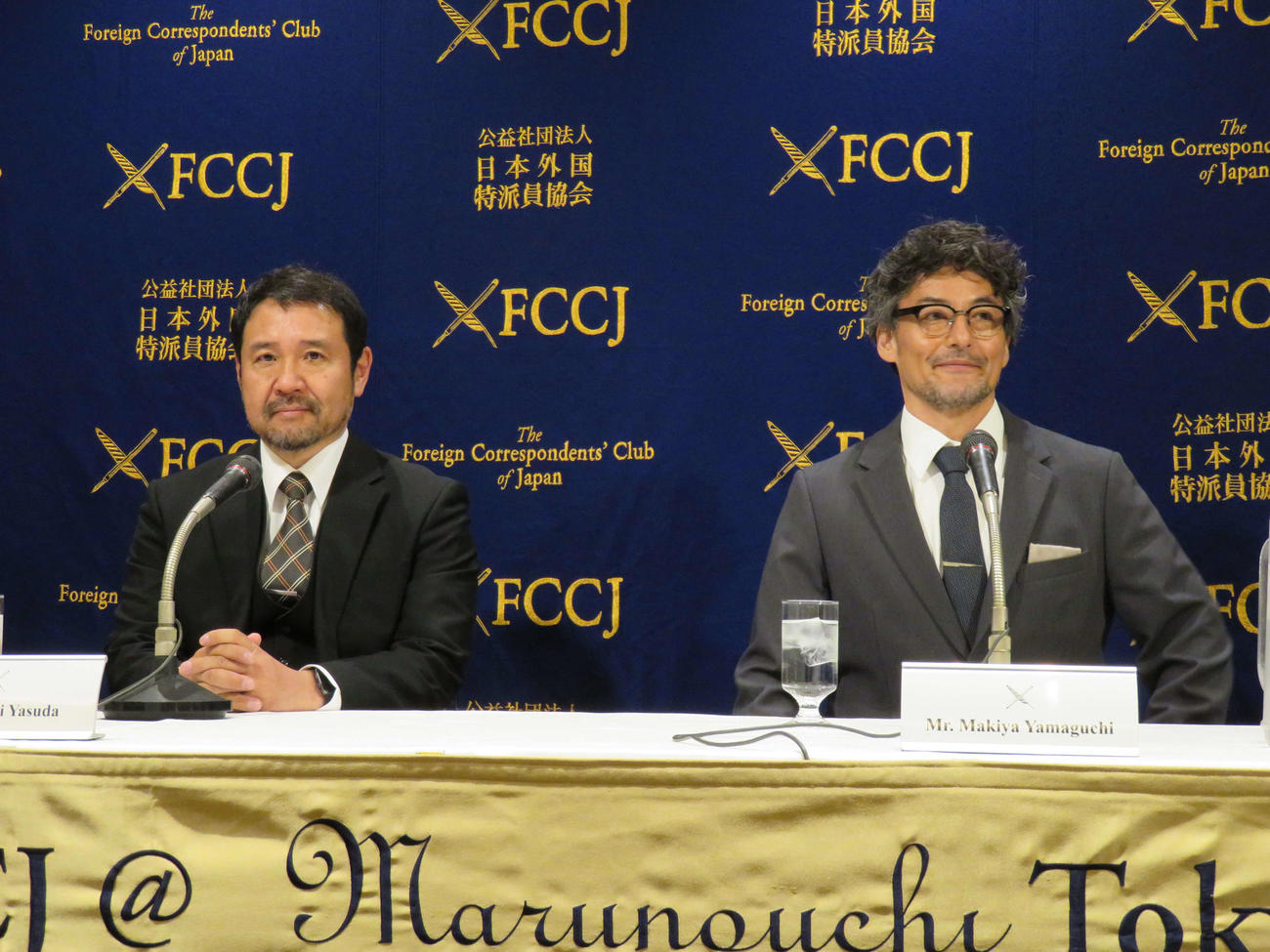 日本外国特派員協会で会見を開いた「侍タイムスリッパー」の安田淳一監督（左）と山口馬木也（撮影・村上幸将）