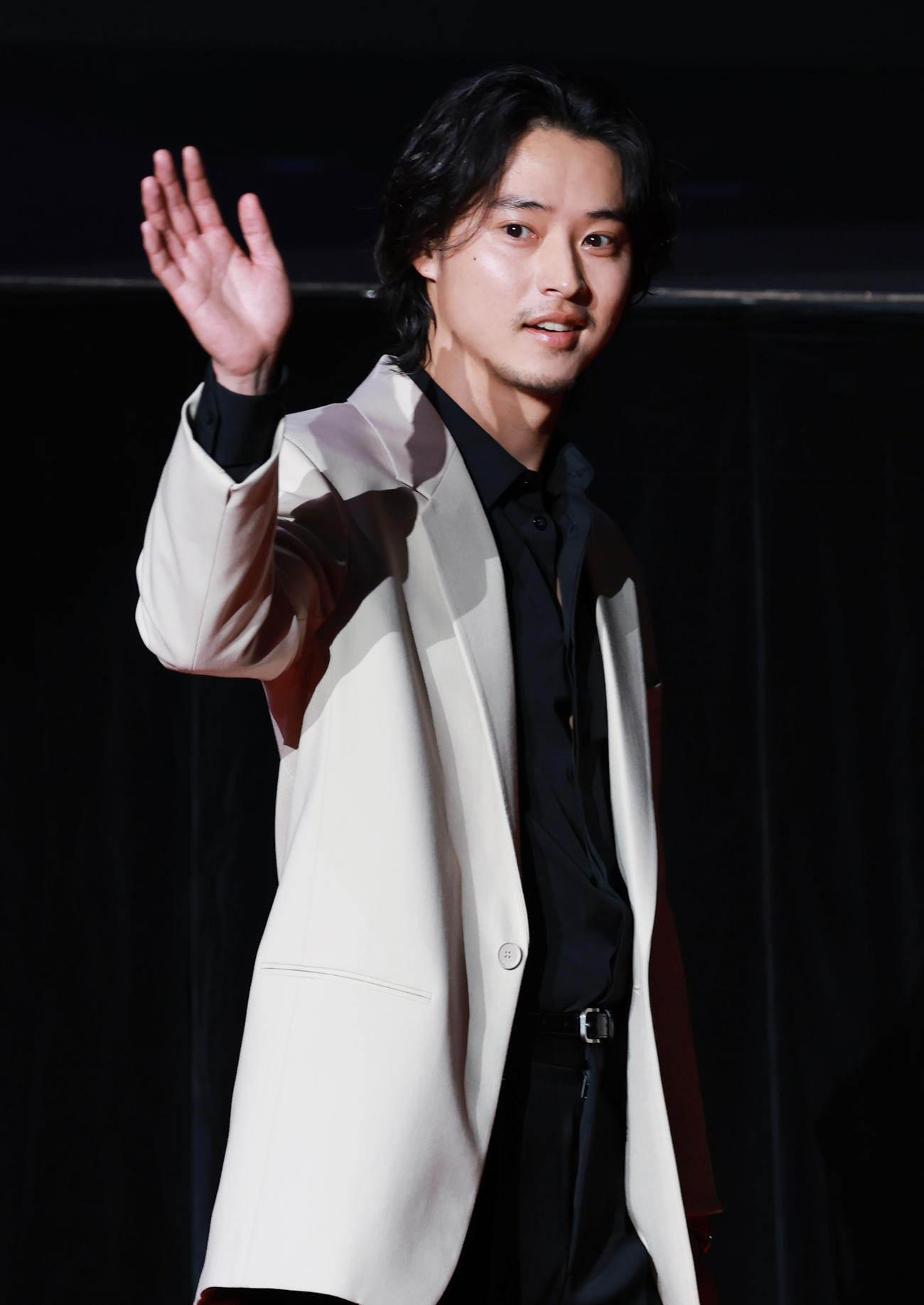 「2025微博文化交流ナイト」でベスト俳優賞を受賞した山崎賢人（撮影・野上伸悟）
