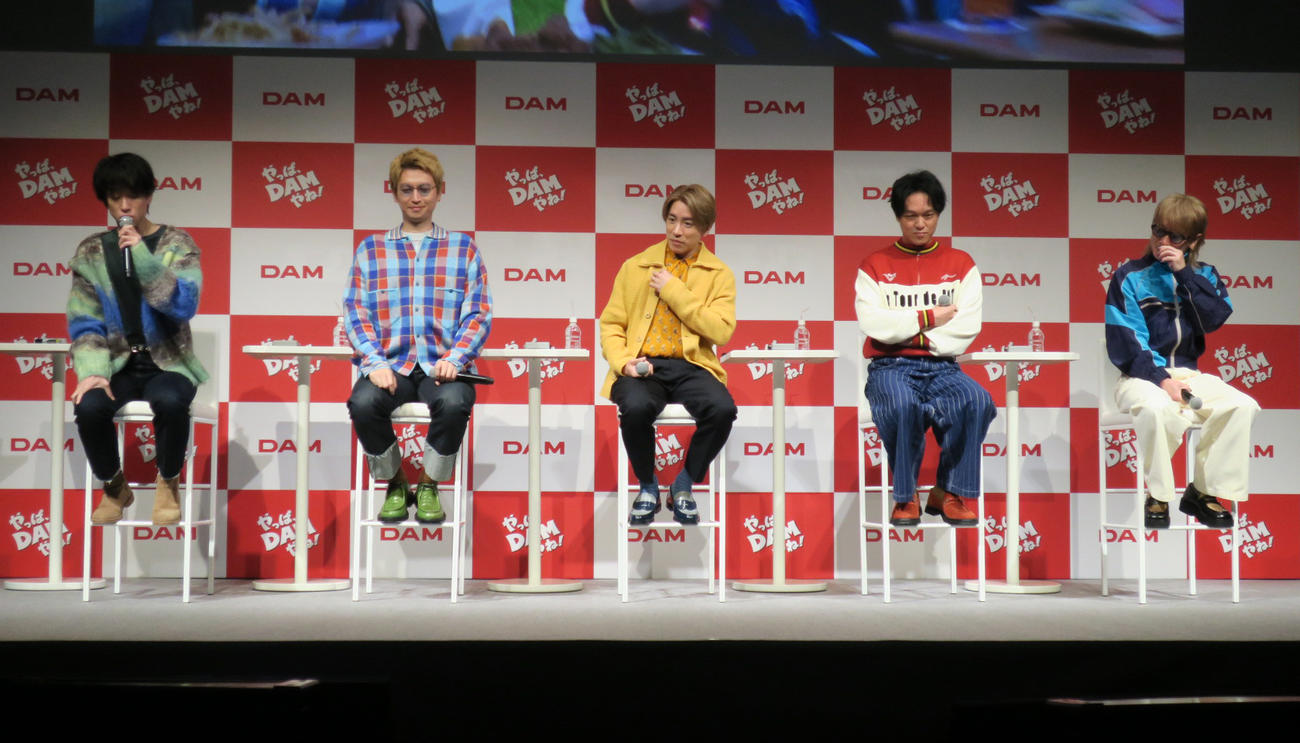 「DAM」アンバサダー就任＆新CM発表会に登場したSUPER EIGHT。左から、横山裕、大倉忠義、村上信五、丸山隆平、安田章大