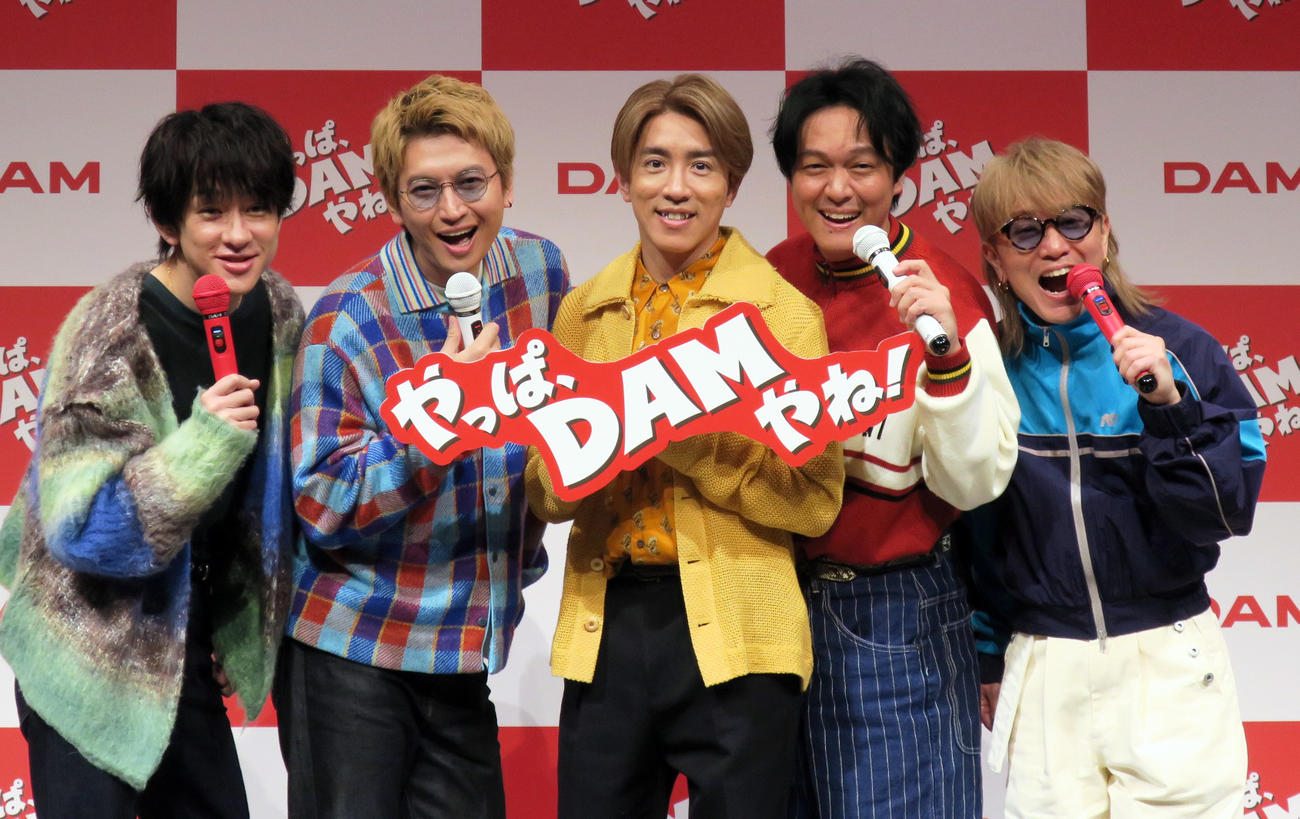 「DAM」アンバサダー就任＆新CM発表会に登場したSUPER EIGHT。左から、横山裕、大倉忠義、村上信五、丸山隆平、安田章大