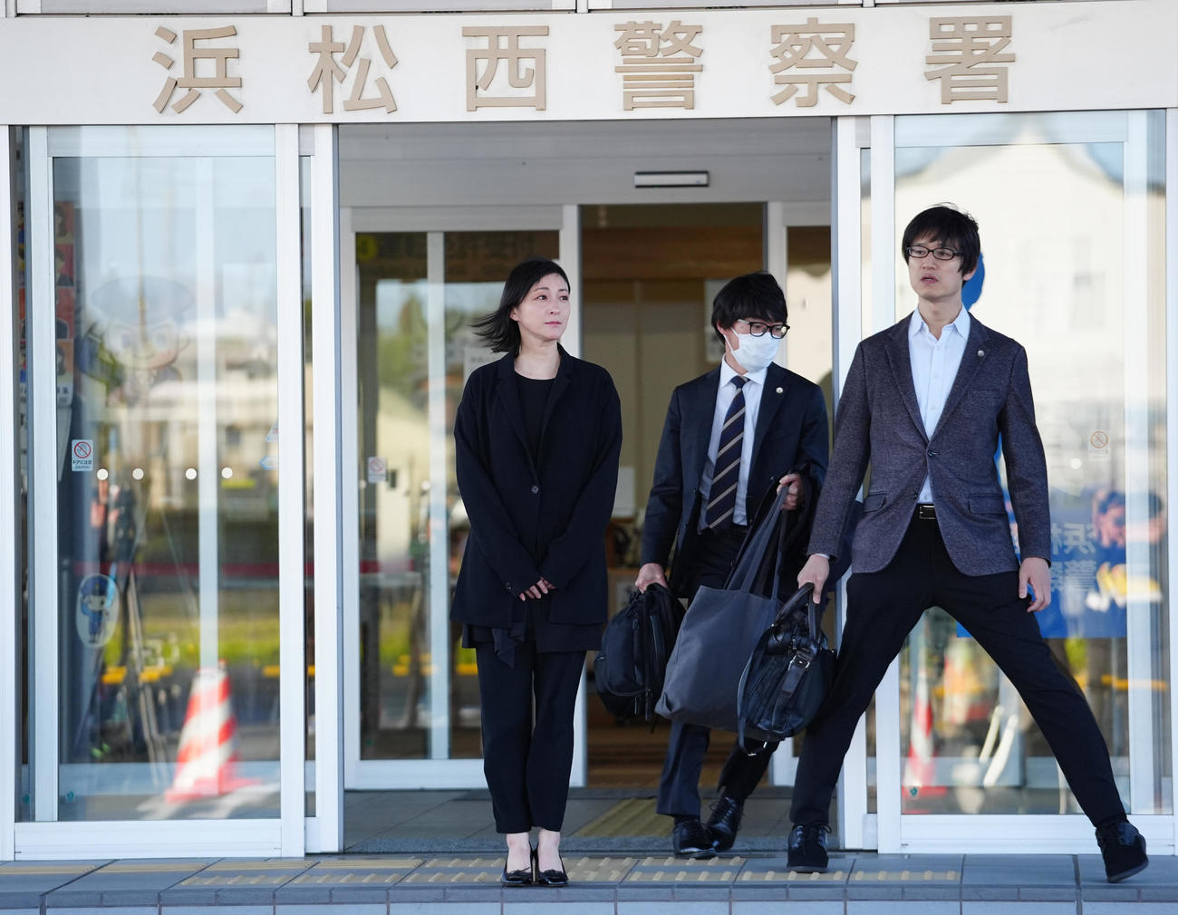 釈放され、警察署を出る広末涼子（撮影・清水貴仁）