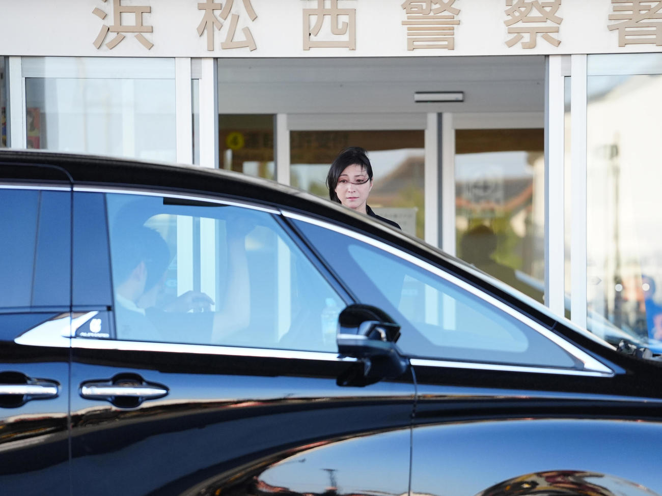 釈放され、車に乗り込む広末涼子（撮影・清水貴仁）