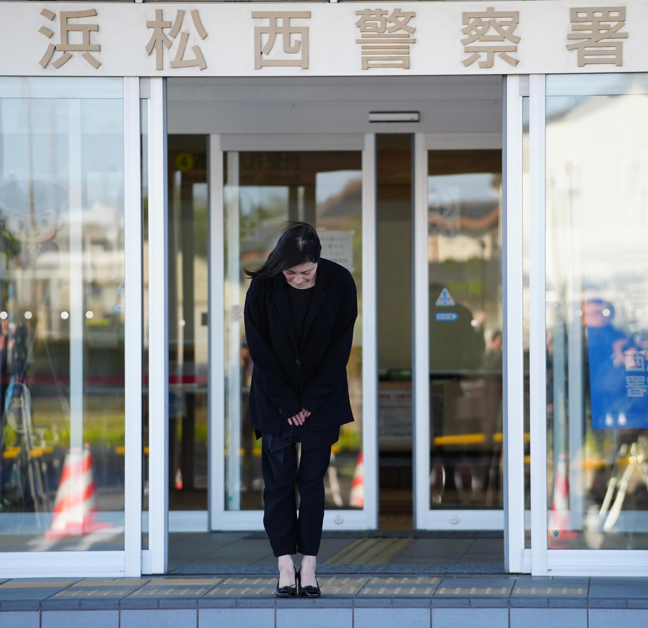釈放され、警察署を出る広末涼子（撮影・清水貴仁）
