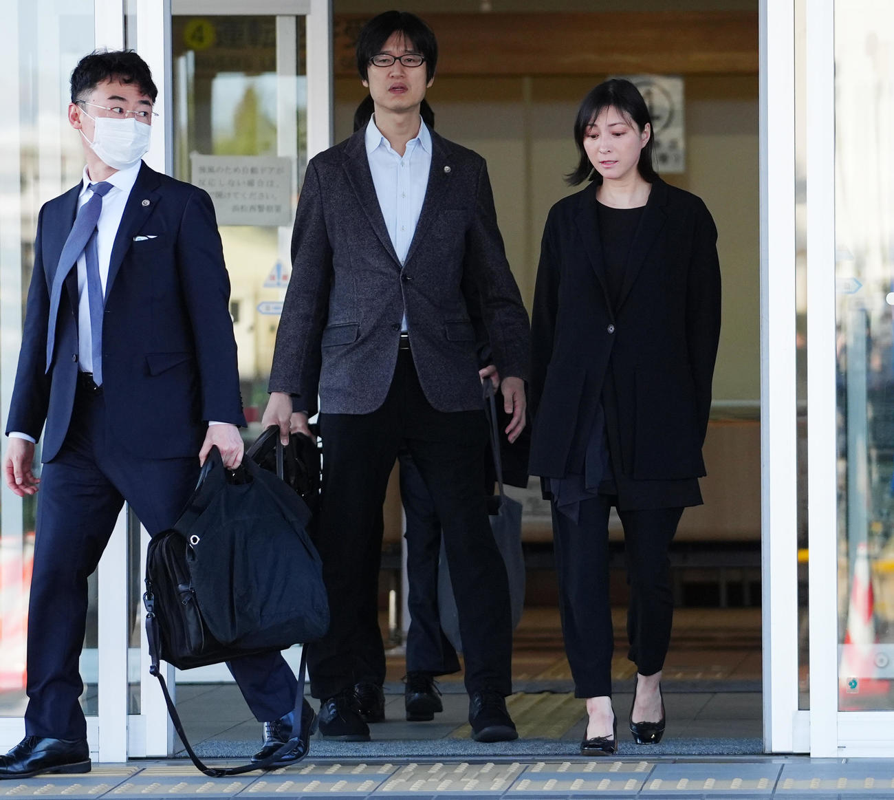 釈放され、警察署を出る広末涼子（撮影・清水貴仁）