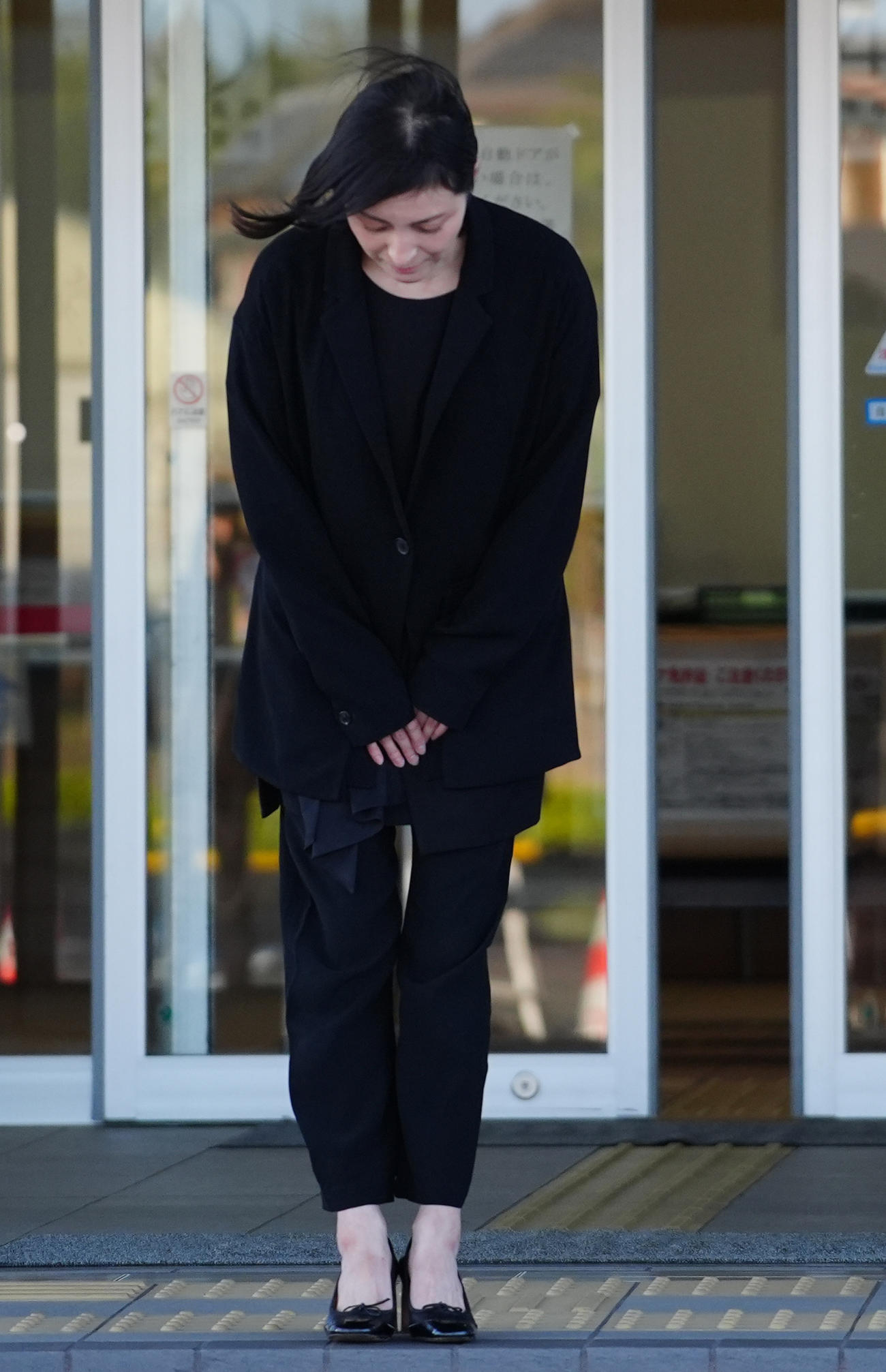 釈放され、頭を下げる広末涼子（撮影・清水貴仁）