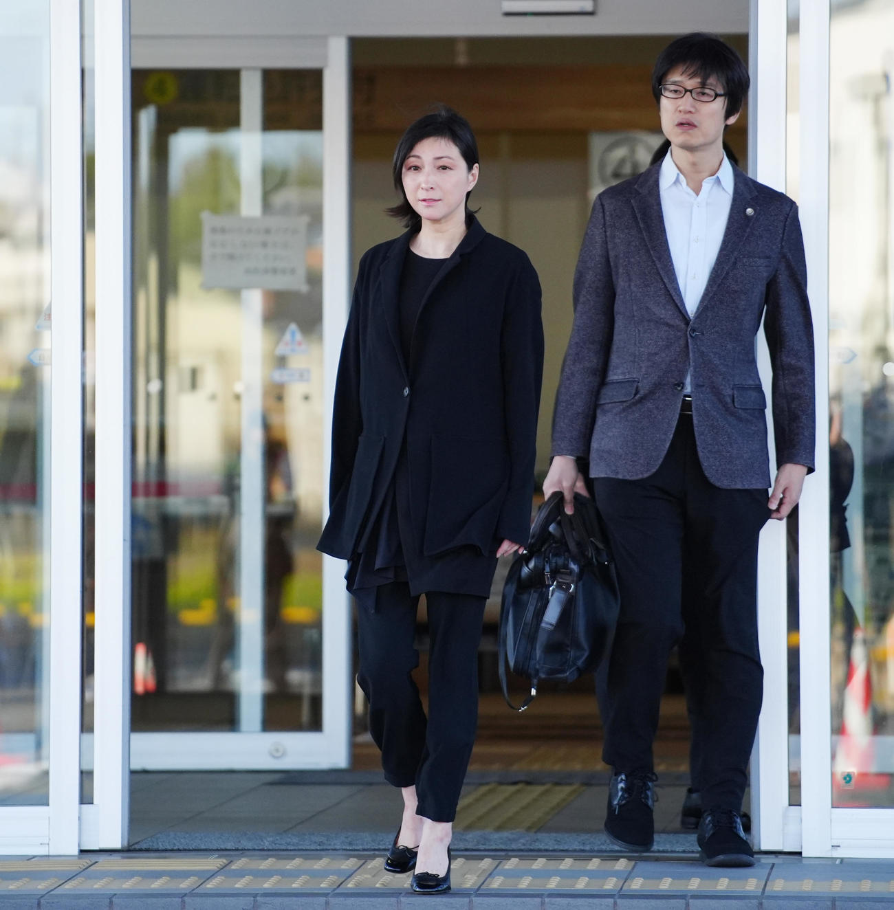 釈放され、警察署を出る広末涼子（撮影・清水貴仁）