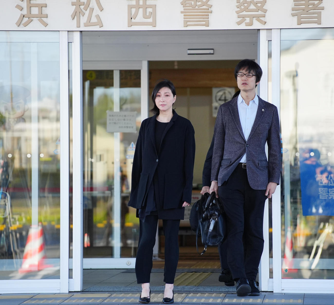 釈放され、警察署を出る広末涼子（撮影・清水貴仁）