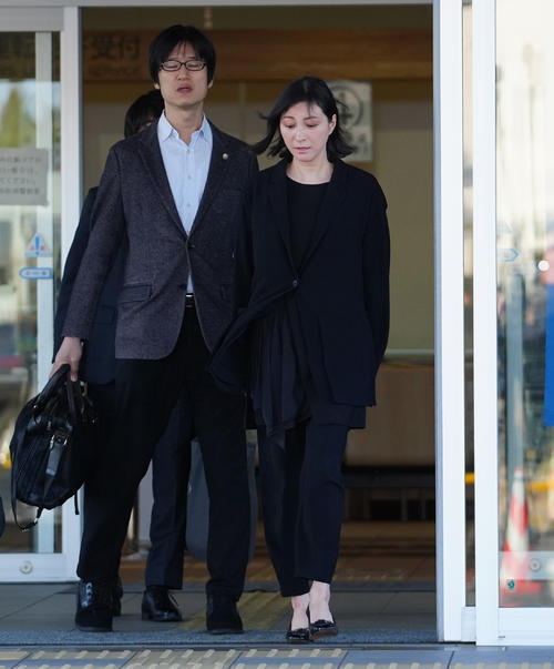 釈放され、警察署を出る広末涼子(撮影・清水貴仁)