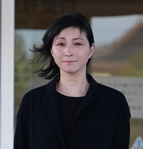 釈放され、警察署を出る広末涼子(撮影・清水貴仁)