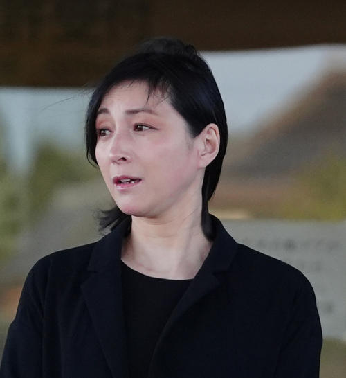 釈放され、警察署を出る広末涼子(撮影・清水貴仁)