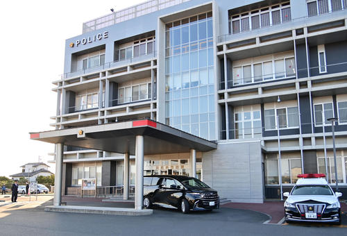 釈放された広末涼子を乗せた車両が警察署を出る(撮影・清水貴仁)