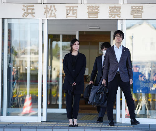 釈放され、警察署を出る広末涼子(撮影・清水貴仁)