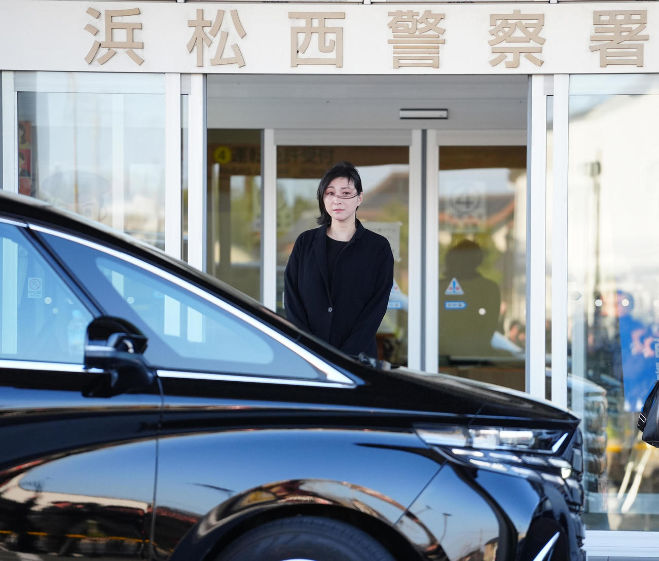 釈放され、車に乗り込む広末涼子（撮影・清水貴仁）