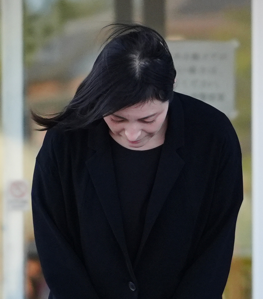 釈放され、頭を下げる広末涼子（撮影・清水貴仁）