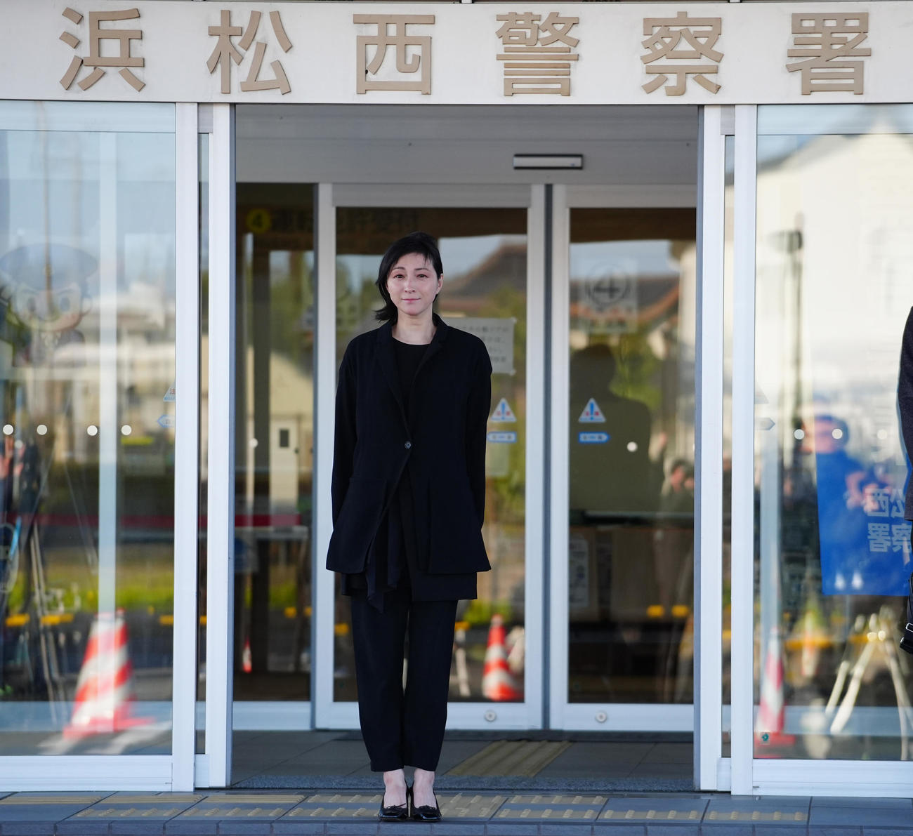 釈放され、警察署を出る広末涼子（撮影・清水貴仁）