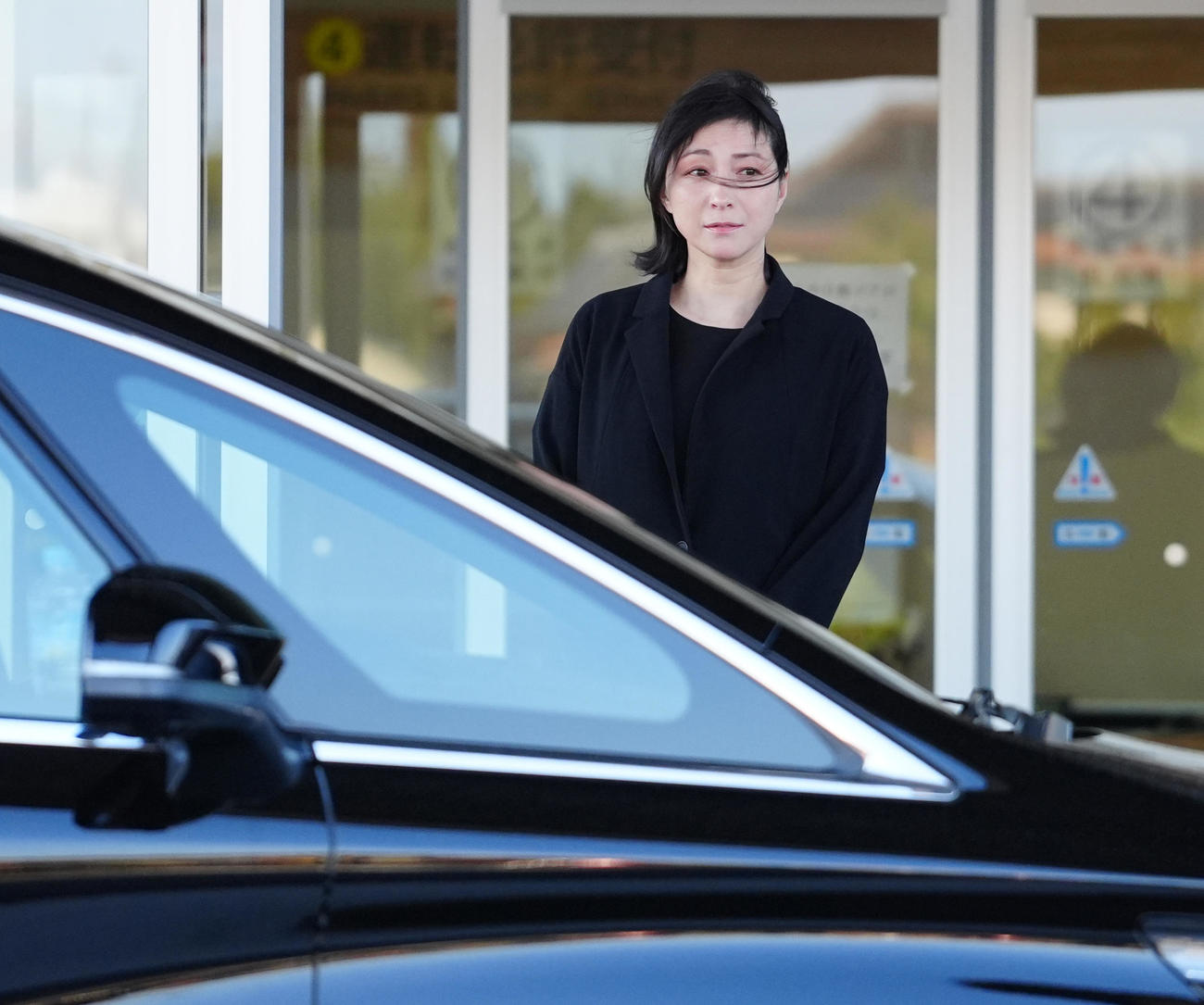 釈放され、車に乗り込む広末涼子（撮影・清水貴仁）