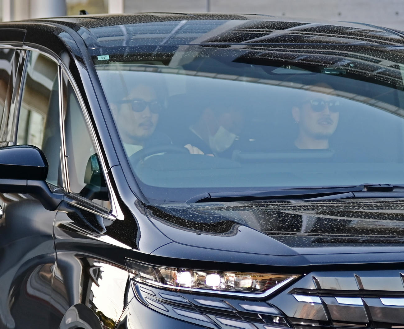 釈放された広末涼子はサングラスをかけた運転手の車に乗り込み警察署を出る（撮影・清水貴仁）