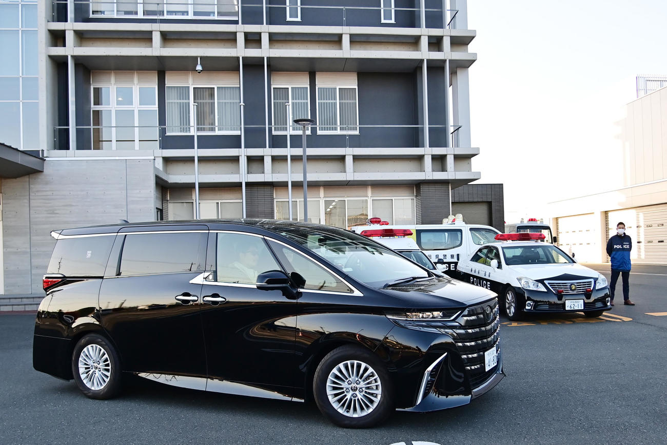 釈放された広末涼子を乗せた車両が警察署を出る（撮影・清水貴仁）