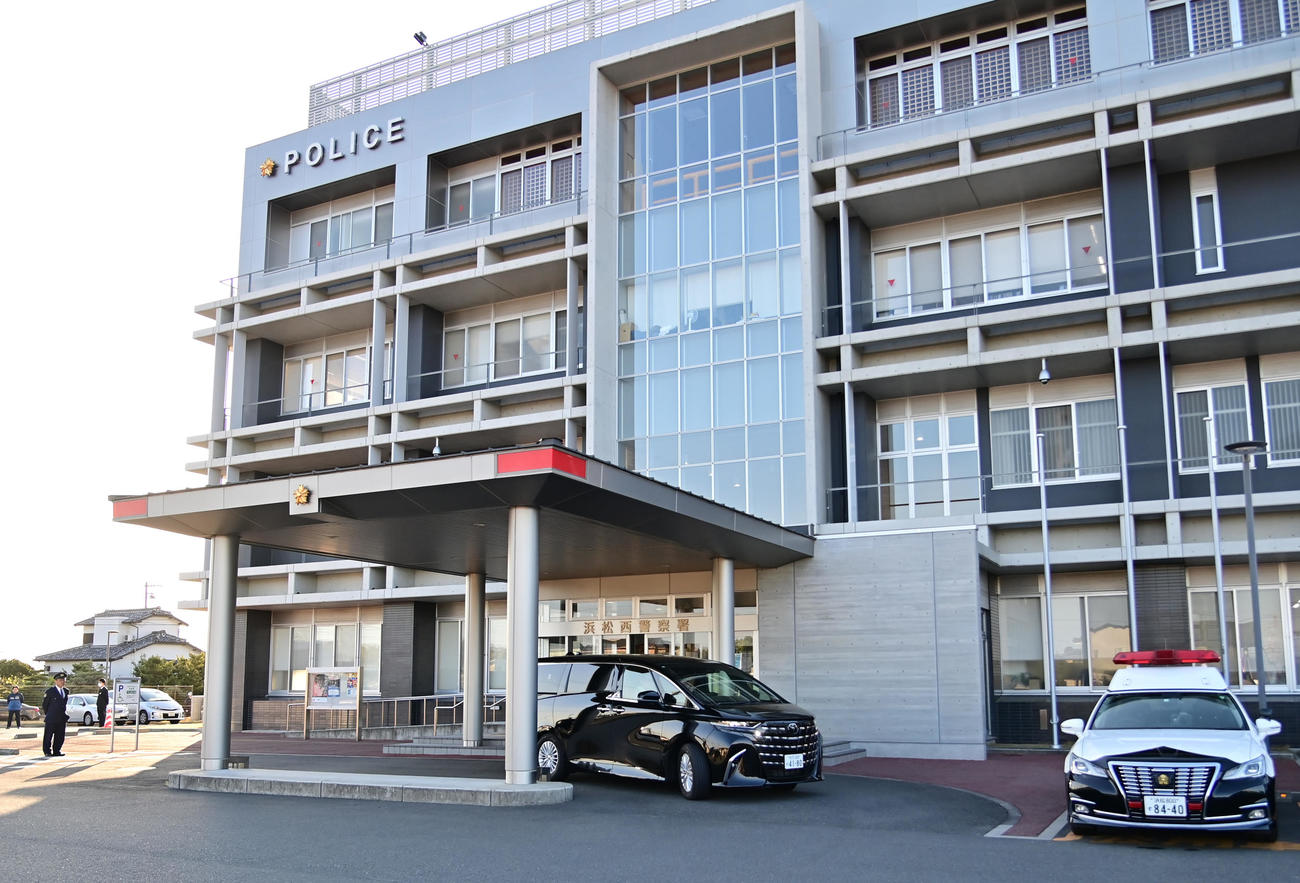 釈放された広末涼子を乗せた車両が警察署を出る（撮影・清水貴仁）