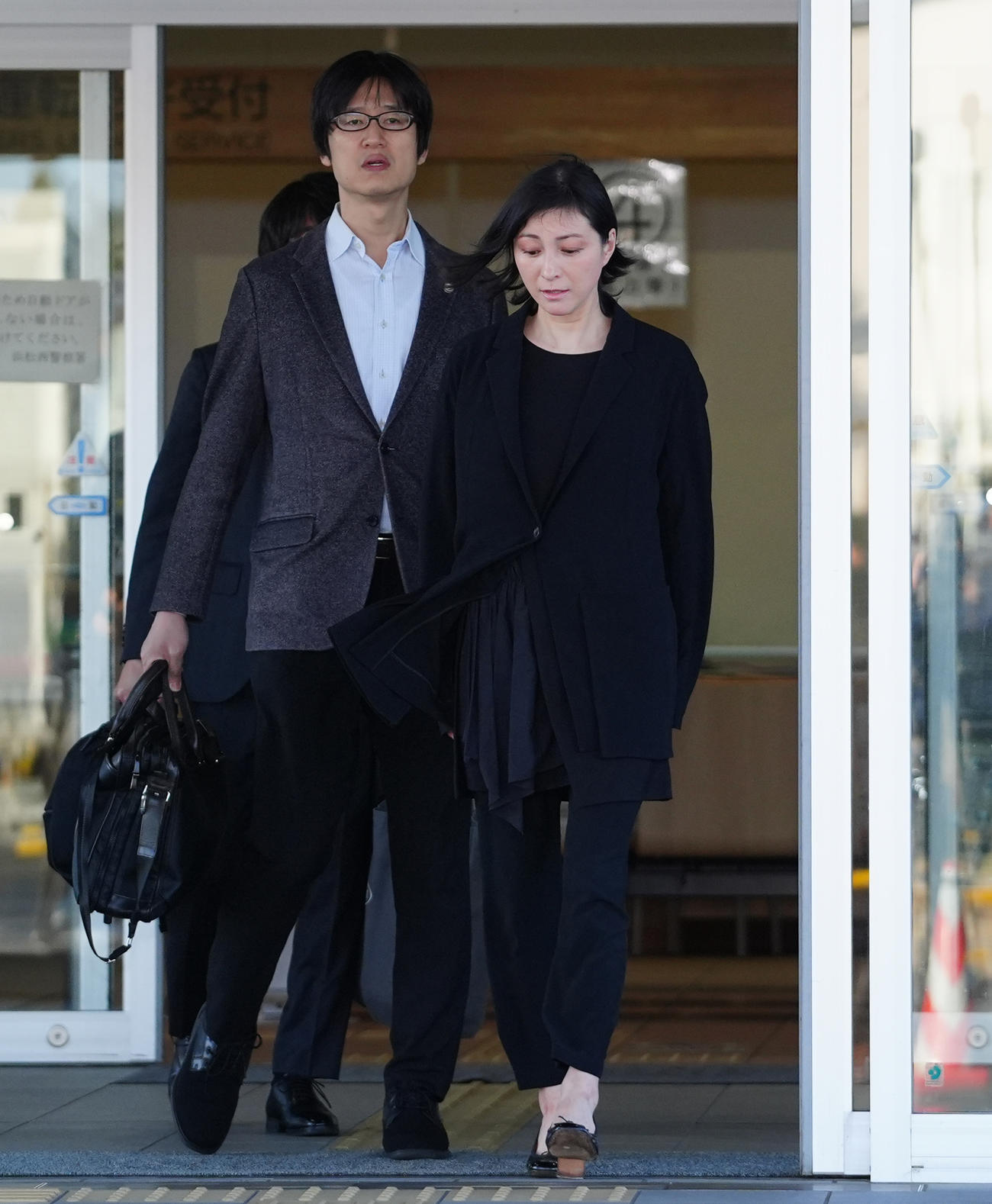 釈放され、警察署を出る広末涼子（撮影・清水貴仁）