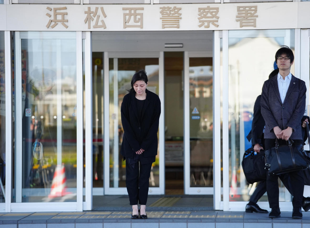 釈放され、頭を下げる広末涼子（撮影・清水貴仁）