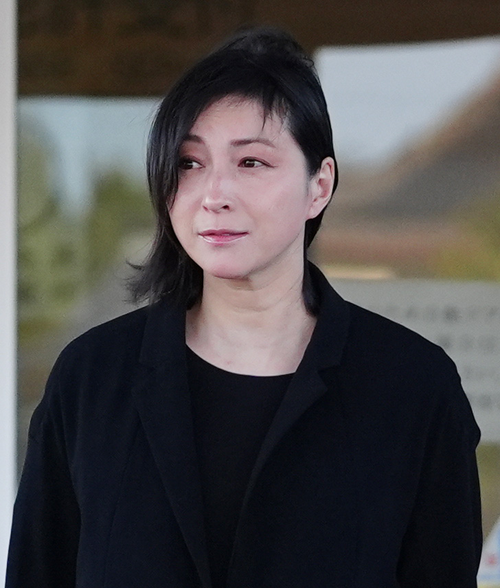 釈放され、警察署を出る広末涼子（撮影・清水貴仁）