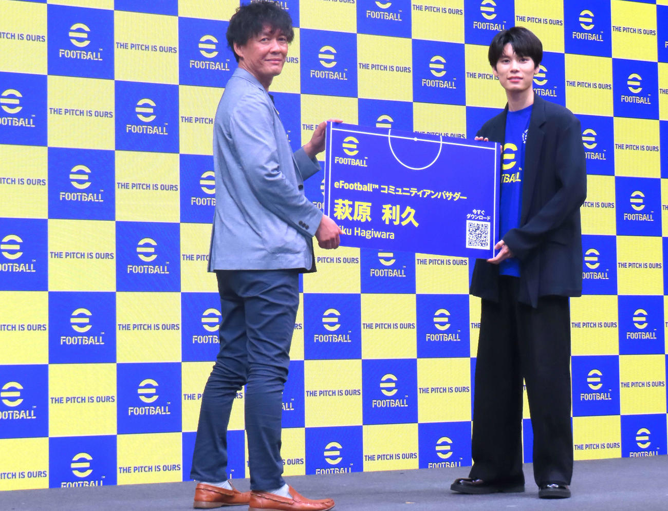 「eFootball」コミュニティアンバサダー就任発表会に登壇した萩原利久（右）と統括プロデューサー田谷淳一氏