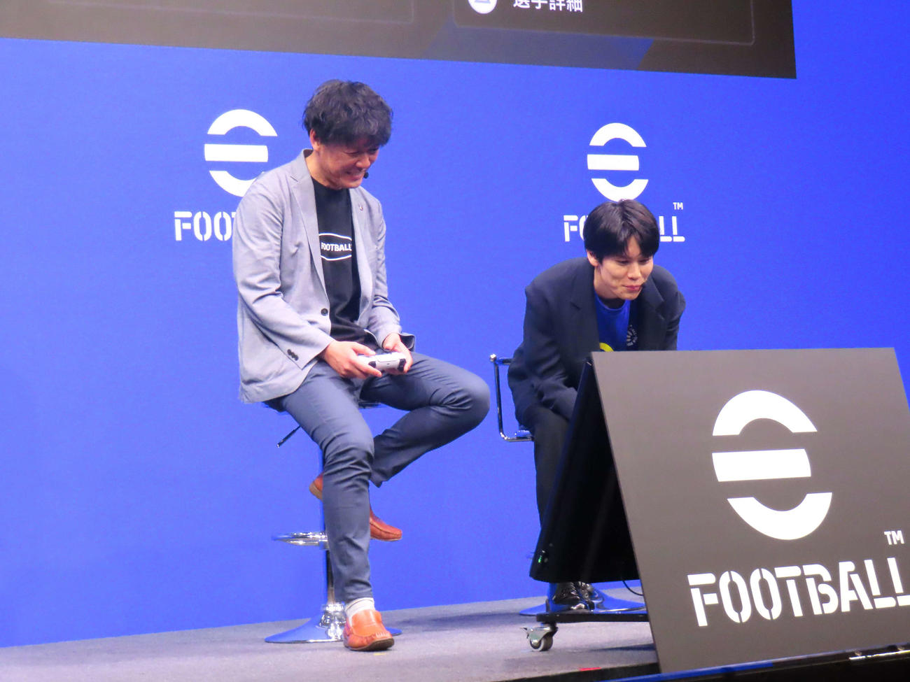 「eFootball」をプレーする萩原利久（右）と統括プロデューサー田谷淳一氏