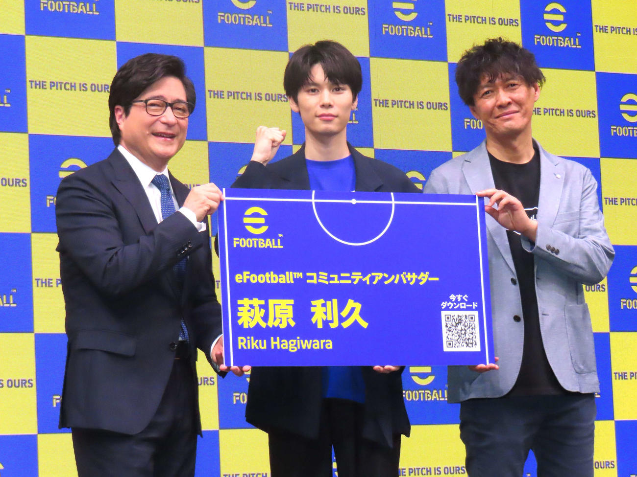 「eFootball」コミュニティアンバサダー就任発表会に登壇した、左からジョン・カビラ、萩原利久、統括プロデューサー田谷淳一氏