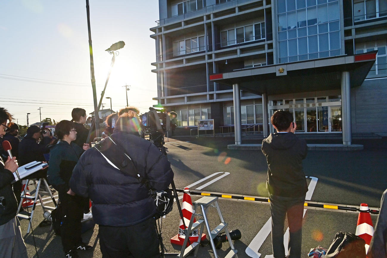浜松西警察署に集まった報道陣（撮影・清水貴仁）