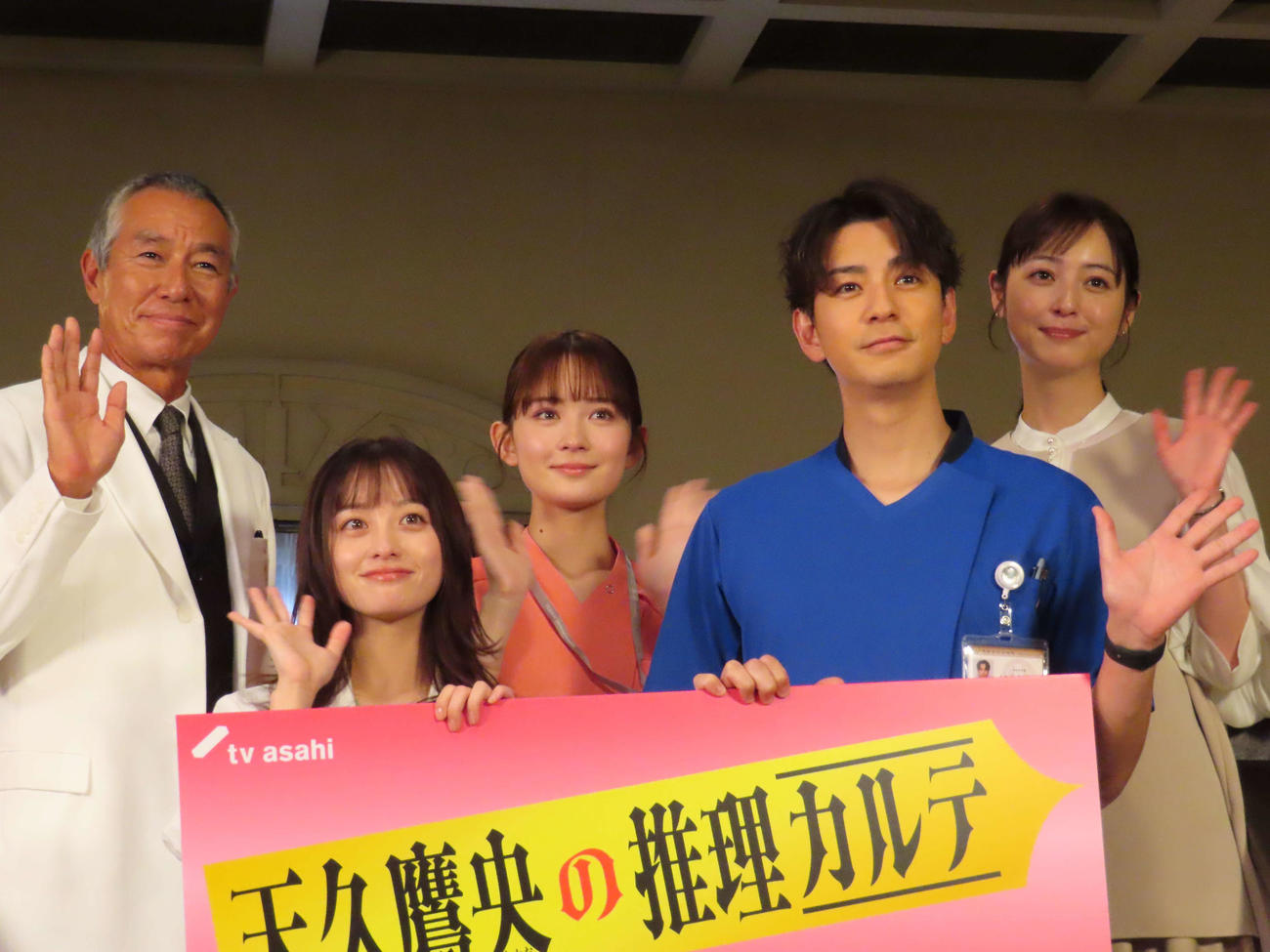 テレビ朝日系「天久鷹央の推理カルテ」制作発表会見に出席した、前列左から橋本環奈、三浦翔平、後列左から柳葉敏郎、畑芽育、佐々木希