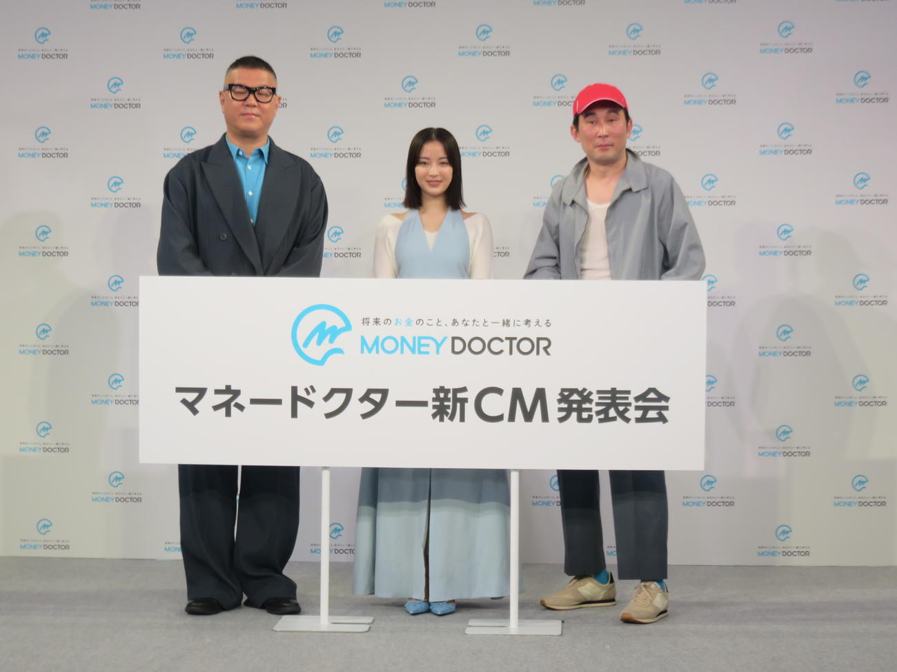 マネードクターの新CM発表会に出席した、左から長谷川忍、広瀬すず、義彦おじさんのじろう