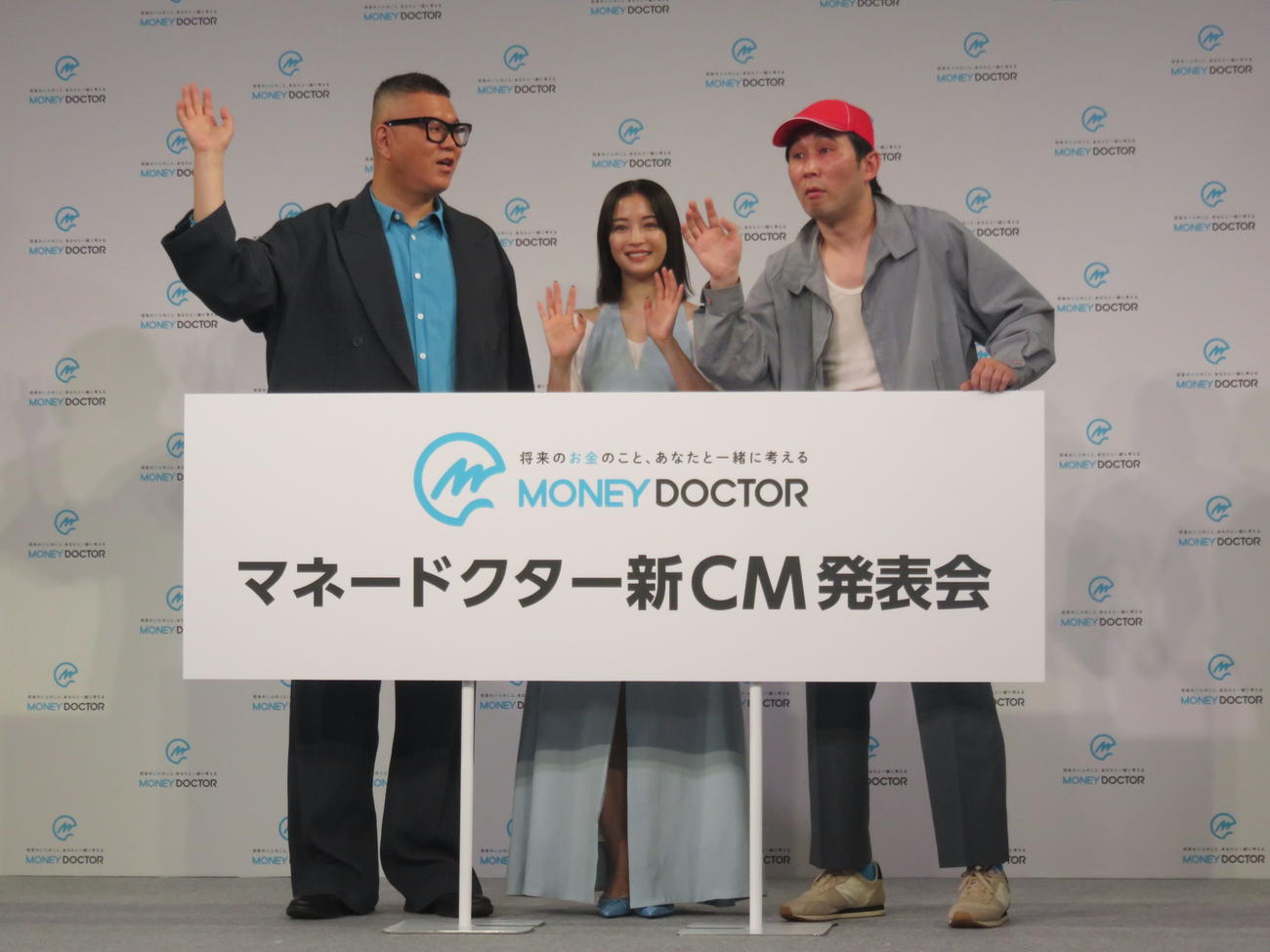 マネードクターの新CM発表会に出席した、左から長谷川忍、広瀬すず、義彦おじさんのじろう