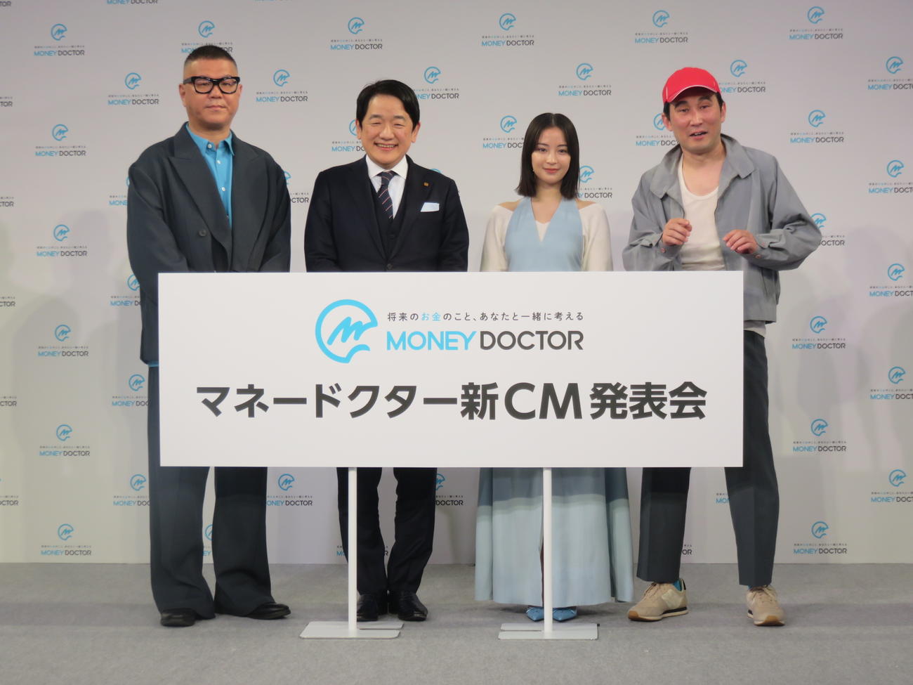 マネードクターの新CM発表会に出席した、左から長谷川忍、FPパートナーの黒木勉社長、義彦おじさんのじろう、広瀬すず