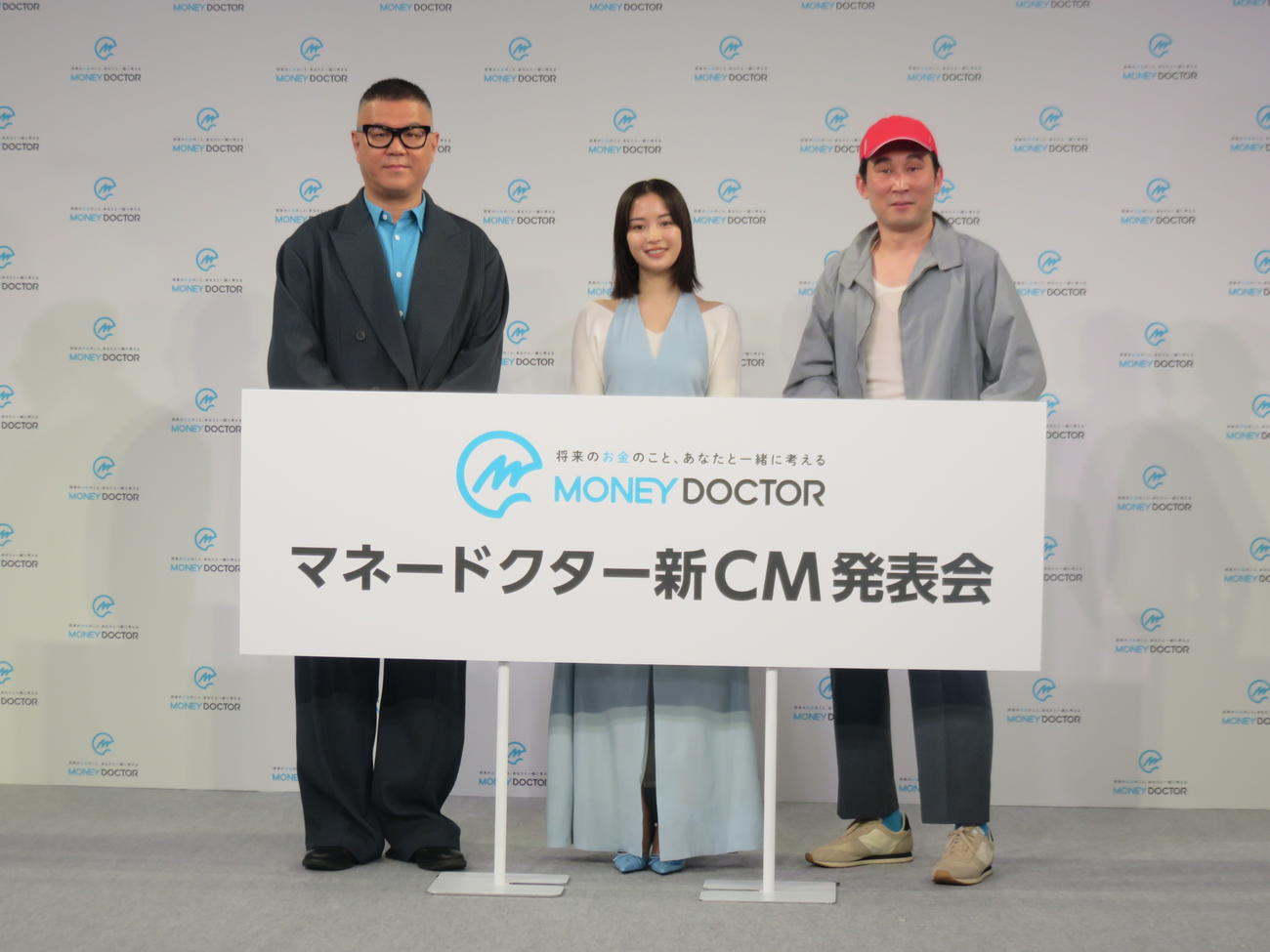 マネードクターの新CM発表会に出席した、左から長谷川忍、広瀬すず、義彦おじさんのじろう