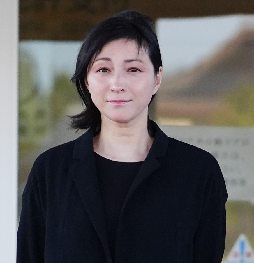 釈放され、警察署を出る広末涼子（撮影・清水貴仁）