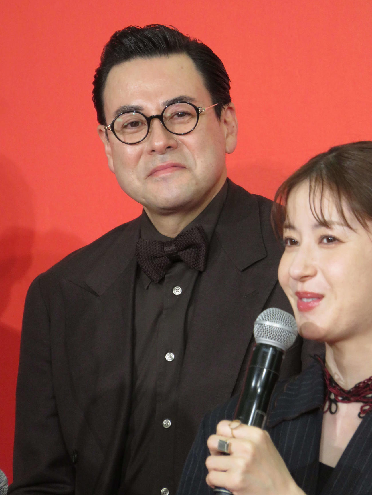 「Dr.アシュラ」制作発表会に登壇した鈴木浩介。右は松本若菜