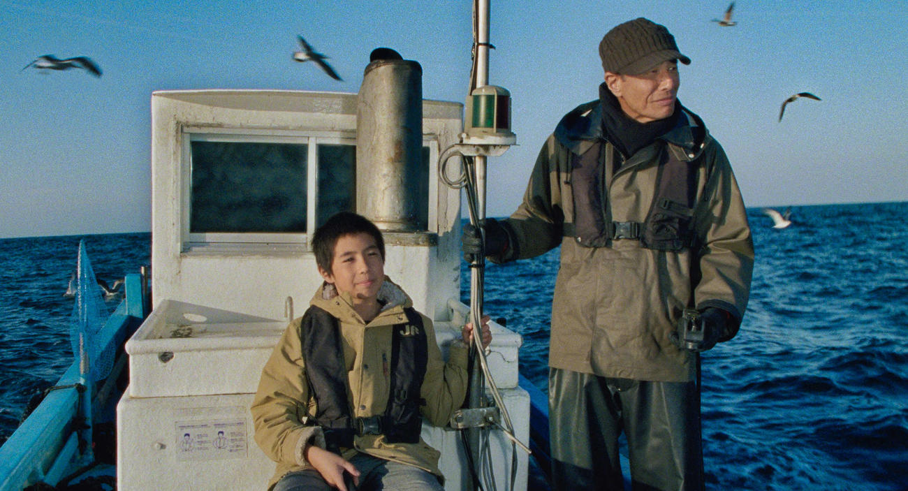 映画「港のひかり」に出演する尾上眞秀（左）、舘ひろし